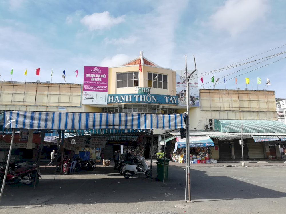 Hanh Thong Tay 是一個以時尚商品聞名的夜市